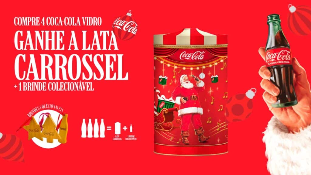 Imagem promocional da Coca-Cola destacando a oferta de ganhar uma lata Carrossel e um brinde colecionável ao comprar 4 garrafas de Coca-Cola vidro. O design inclui elementos natalinos, como o Papai Noel e uma paleta vermelha vibrante.