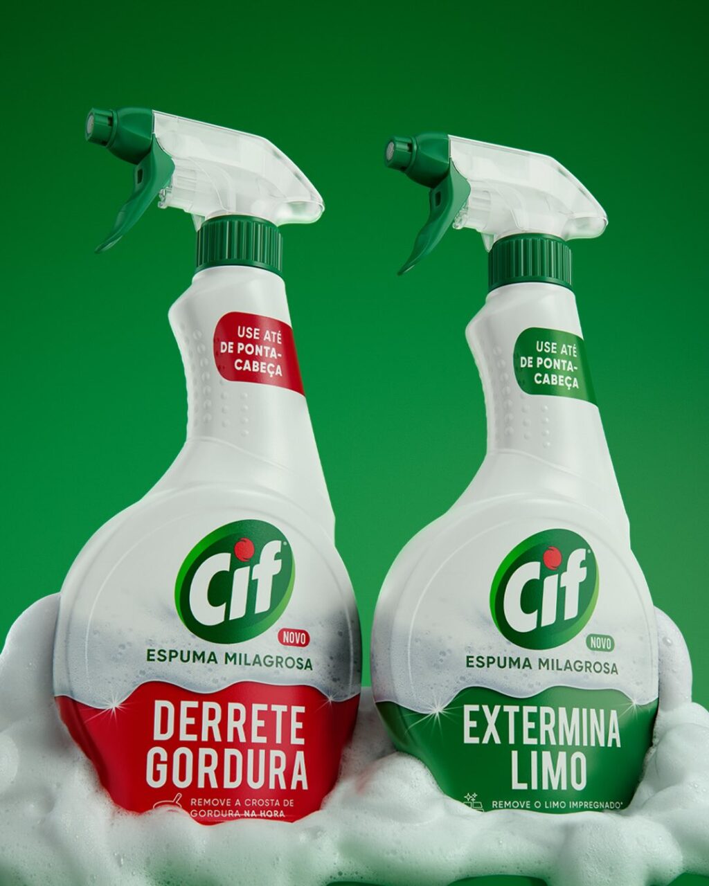 Imagem de dois frascos de produtos de limpeza da marca Cif, intitulados 'Espuma Milagrosa Derrete Gordura' e 'Espuma Milagrosa Extermina Limo'. Os frascos estão sobre uma superfície efervescente e apresentam um fundo verde.