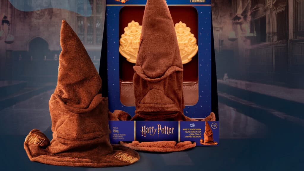 Tabletes de chocolate com o tema de Harry Potter e um Chapéu Seletor de pelúcia interativo para uma experiência de Páscoa envolvente.