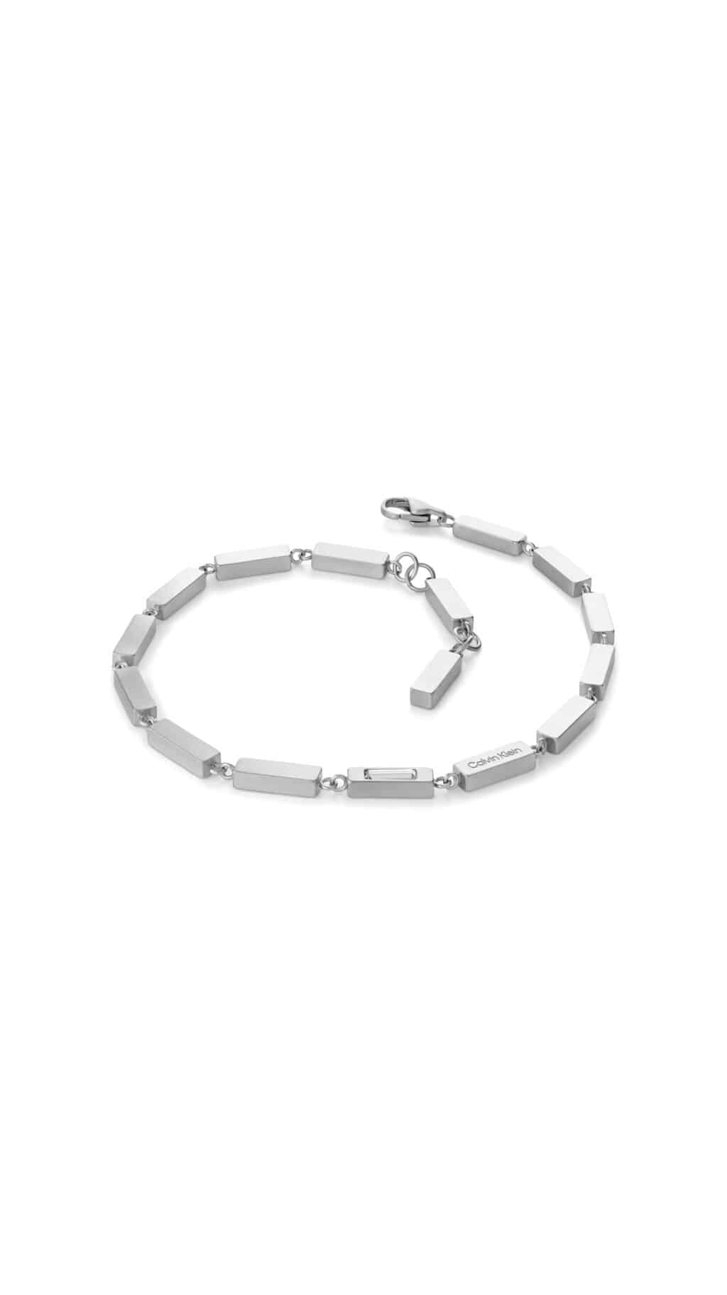 Pulseira da coleção Calvin Klein Watches, composta por elos retangulares de aço inoxidável com acabamento polido e fosco, apresentando o logo da marca.