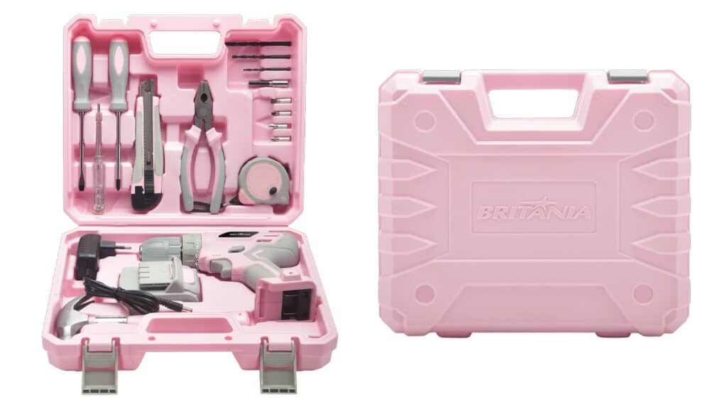 Conjunto de ferramentas da Britânia na maleta rosa, incluindo parafusadeira, alicate, chaves de fenda, trena, estilete e outros acessórios, ideal para reparos e DIY.