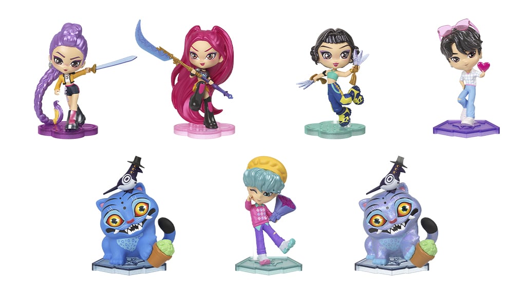 Figuras de ação e colecionáveis inspirados na linha Guerreiras do K-pop, apresentando personagens como Rumi, Mira, Zoey, Jinu e um monstro colorido.