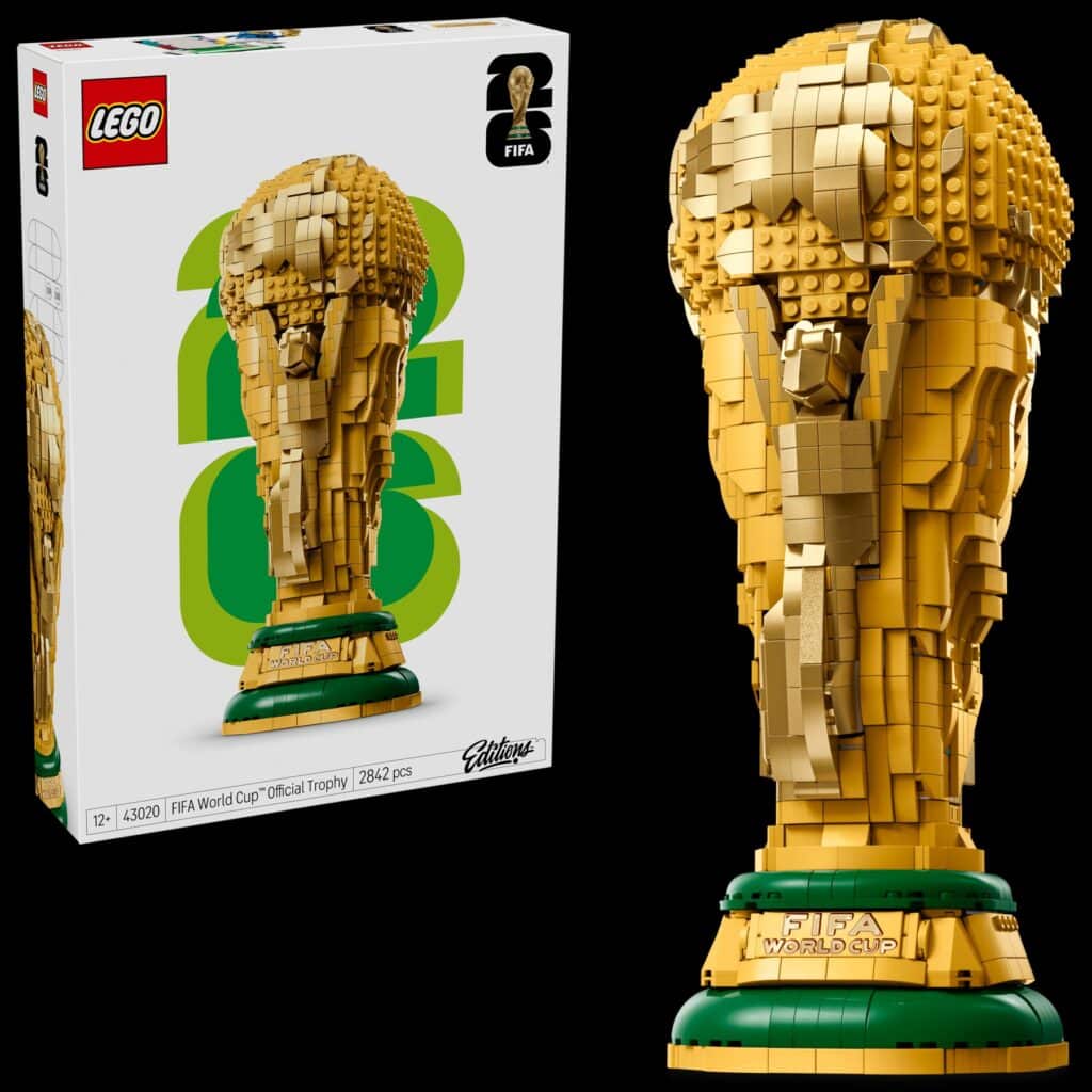 Imagem do troféu da Copa do Mundo da FIFA em versão LEGO, acompanhado da caixa do produto. O troféu é mostrado em 3D, destacando detalhes dourados e a base verde com o logotipo da FIFA.