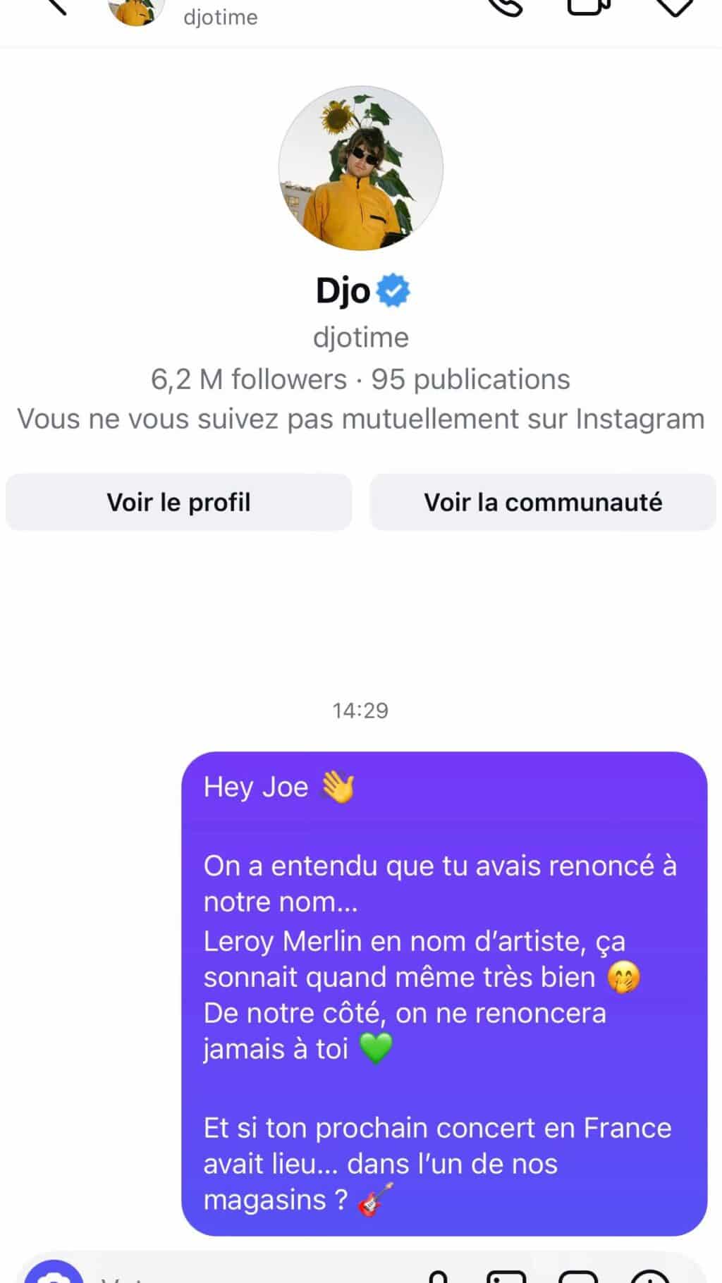 Captura de tela da conta do Instagram do artista DJO, mostrando seu nome de usuário, número de seguidores e uma mensagem enviada para Joe Keery, mencionando a possibilidade de um show na França.