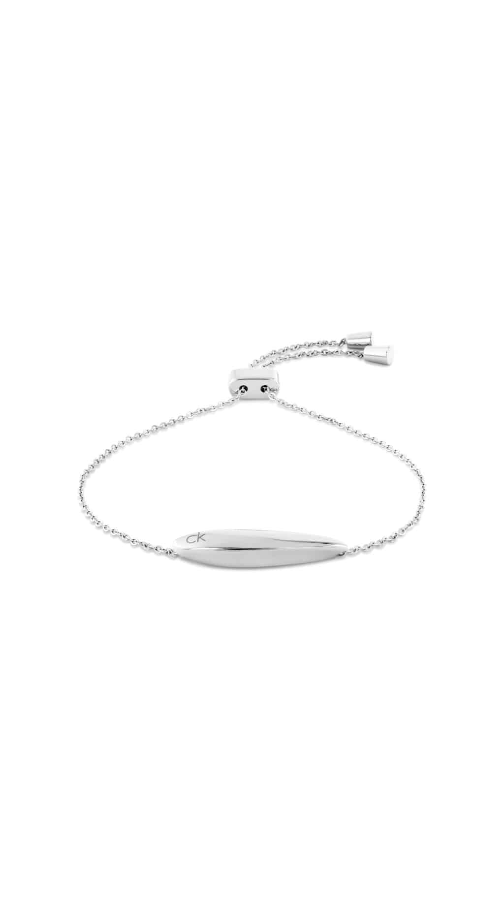 Pulseira da Calvin Klein com design minimalista em aço inoxidável prateado, apresentando um elo oval e logo CK discreto.