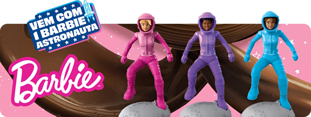 Três figuras de astronautas da Barbie em cores diferentes estão em pé na superfície lunar, com um fundo colorido com estampa de chocolate.