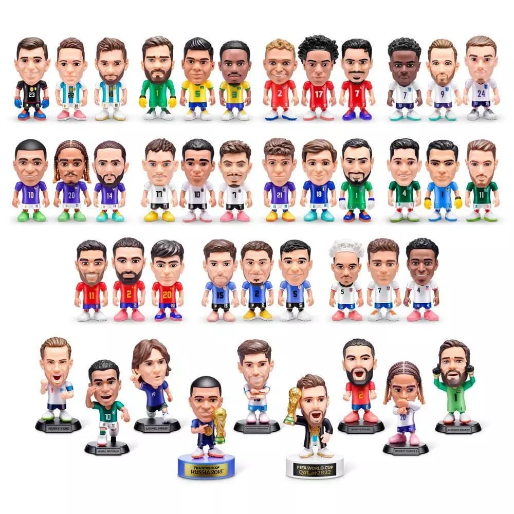 Uma coleção de figuras coloridas representando diversos jogadores de futebol, com expressões faciais detalhadas e uniformes de diferentes times. As figuras estão dispostas em fileiras, exibindo tanto jogadores individuais quanto troféus importantes.