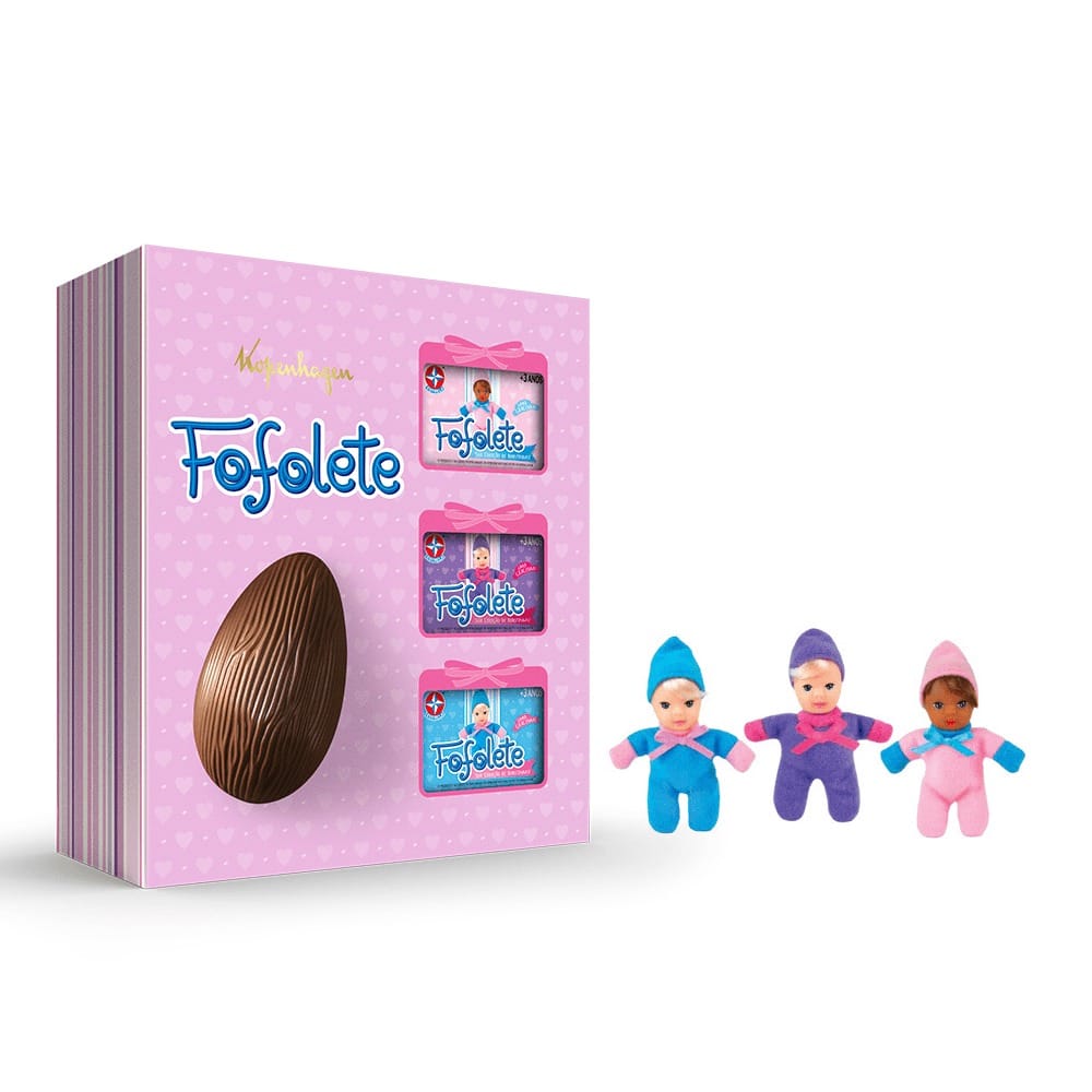 Uma caixa de presente colorida da Fofolete contendo um ovo de chocolate e três pequenas bonecas vestidas com roupas vibrantes.