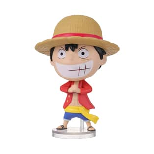 Uma estatueta de um personagem de desenho animado usando um chapéu de palha, um casaco vermelho e shorts, em uma pose confiante.