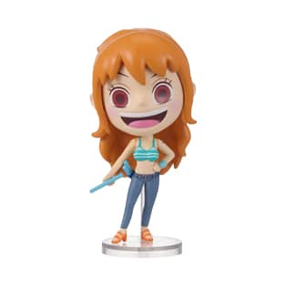 Figura colecionável de uma menina de cabelos laranja, vestindo um top de biquíni listrado e calça jeans azul, segurando um graveto. A personagem tem uma expressão divertida.