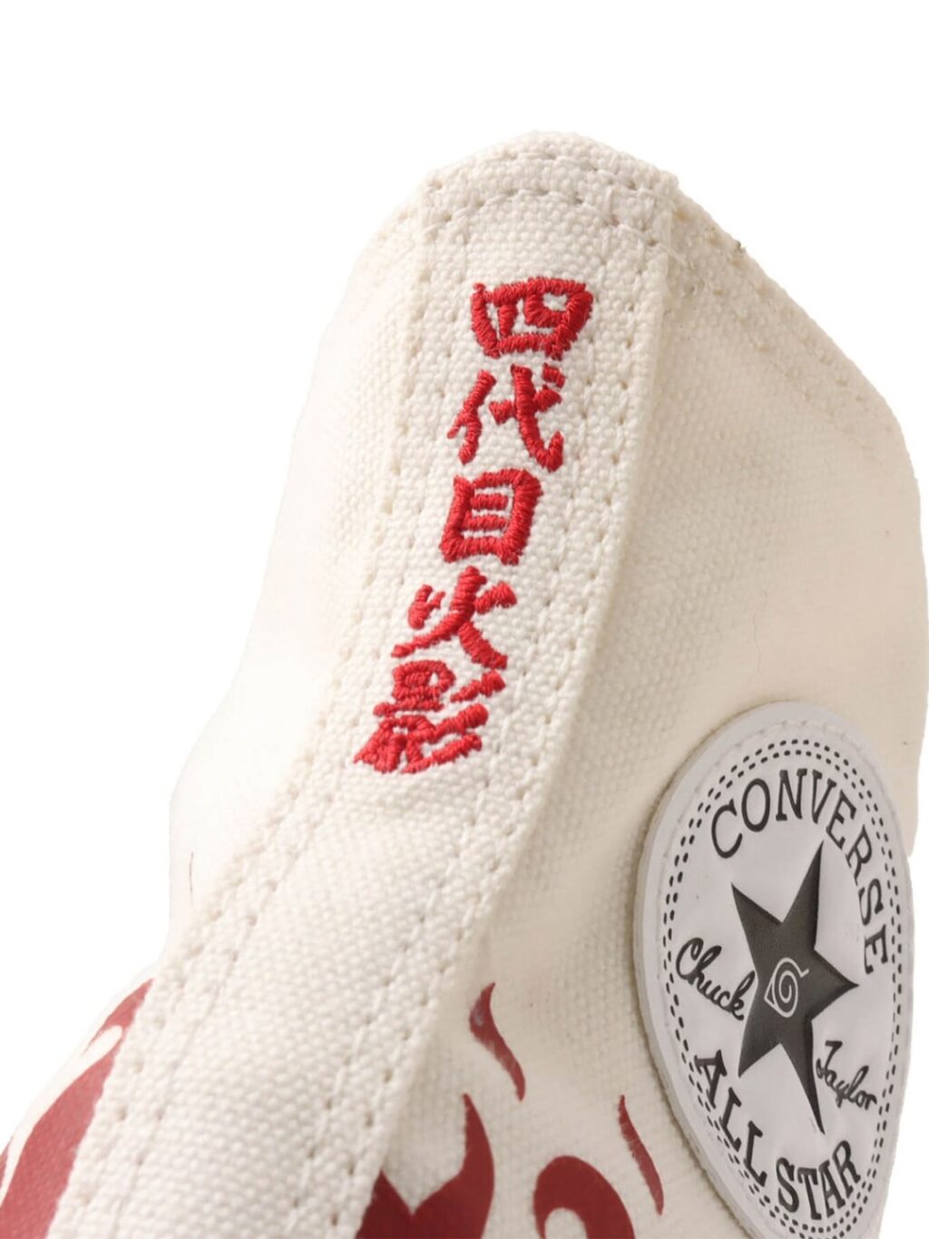 Imagem em close-up de um tênis Converse Chuck Taylor branco com bordado vermelho e o logotipo da Converse.