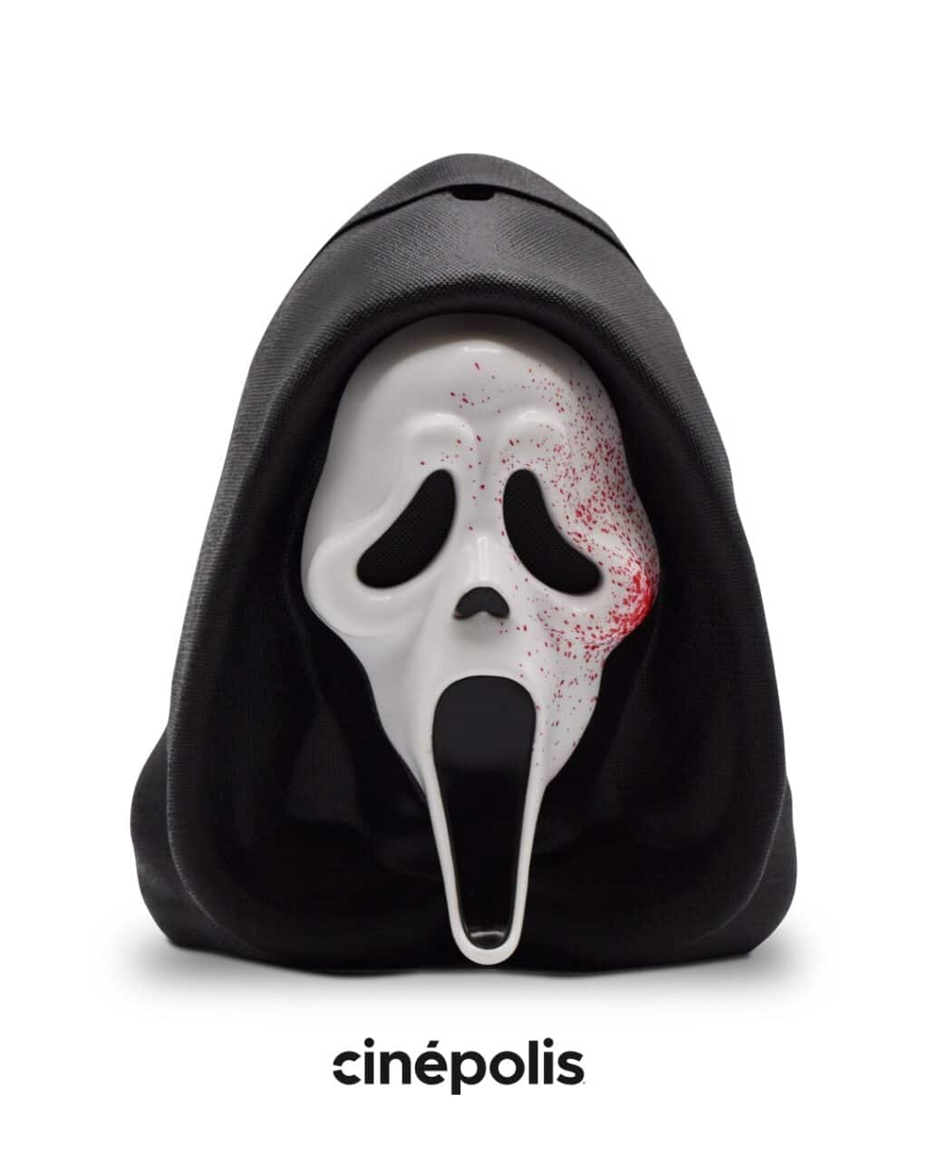 Uma máscara do Ghostface com um desenho de respingos de sangue, sobre um fundo branco, apresentando um capuz preto.