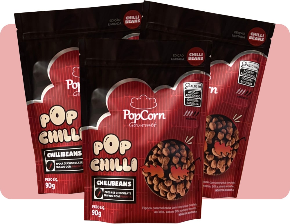 Três pacotes de PopCorn Gourmet Chilli Beans, um snack de edição limitada com pipoca caramelizada coberta de chocolate. Cada pacote pesa 90g.