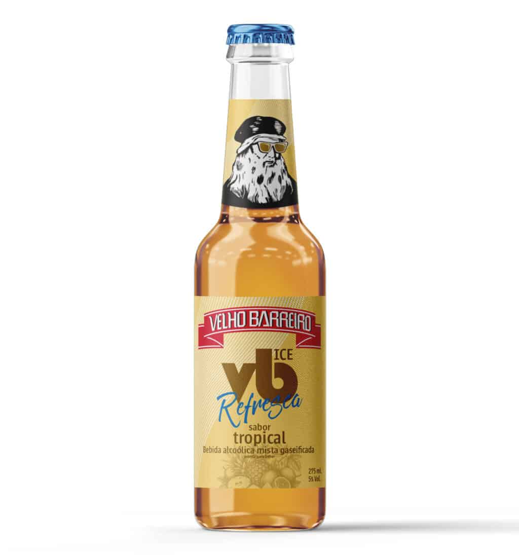 Garrafas de VB Refresca sabor Tropical, bebida alcoólica gaseificada da marca Velho Barreiro, com rótulo destacando seu sabor e conteúdo.