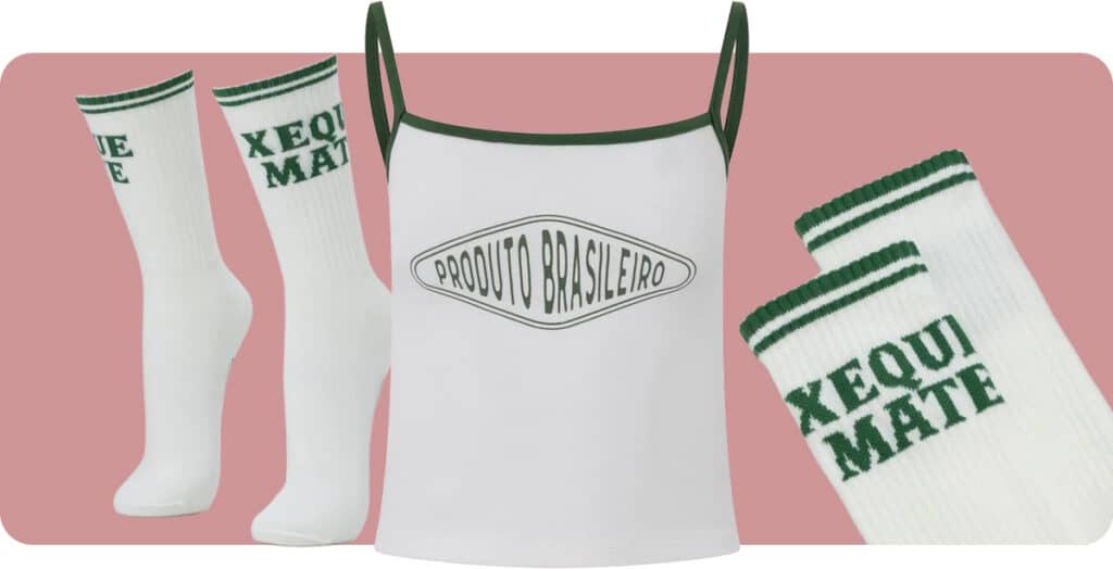 Uma regata branca com detalhes verdes e a inscrição 'PRODUTO BRASILEIRO', acompanhada de dois pares de meias brancas com listras verdes e a inscrição 'XEQUE MATE'.