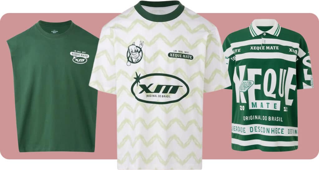 Três peças de vestuário distintas com tema verde exibidas sobre um fundo rosa: uma camiseta verde sem mangas com um logotipo, uma camisa branca de manga curta com um padrão em ziguezague e ilustração de personagem, e uma camisa polo verde com texto e desenhos em negrito.