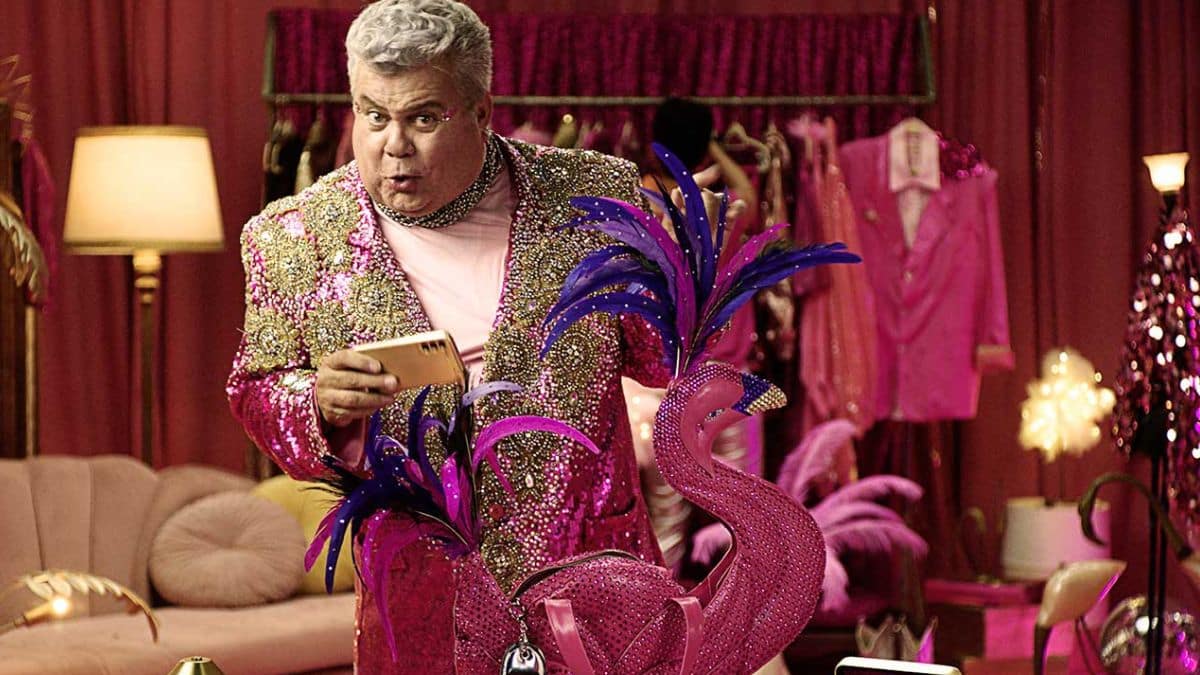 Serasa convoca Milton Cunha para estrelar campanha voltada à proteção de itens pessoais no Carnaval