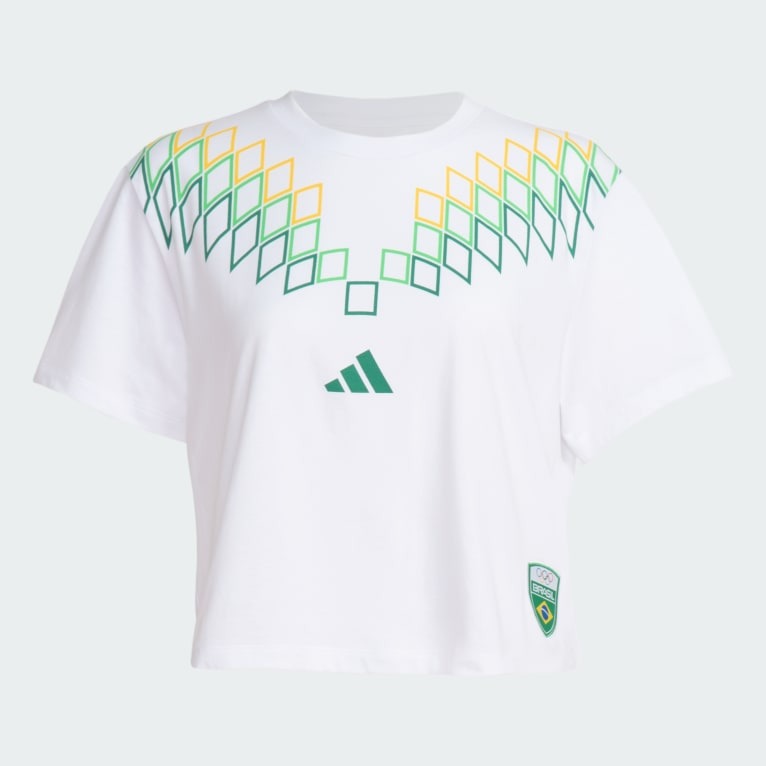 Uma camiseta cropped branca com estampa geométrica em verde e amarelo no peito, além do logo e um emblema da Adidas na parte frontal.