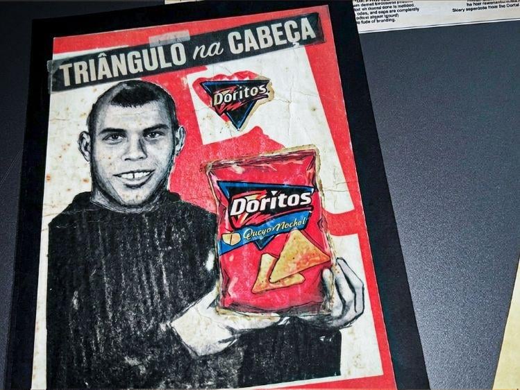 A colorful advertisement featuring a drawn portrait of a man holding a bag of Doritos snacks, with the text 'Triângulo na Cabeça' prominently displayed.
