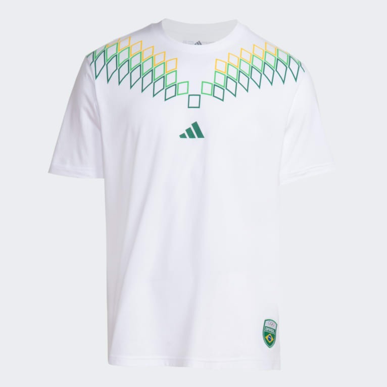 Camiseta branca de manga curta com estampa geométrica verde e amarela na parte superior do peito e logotipo da Adidas.