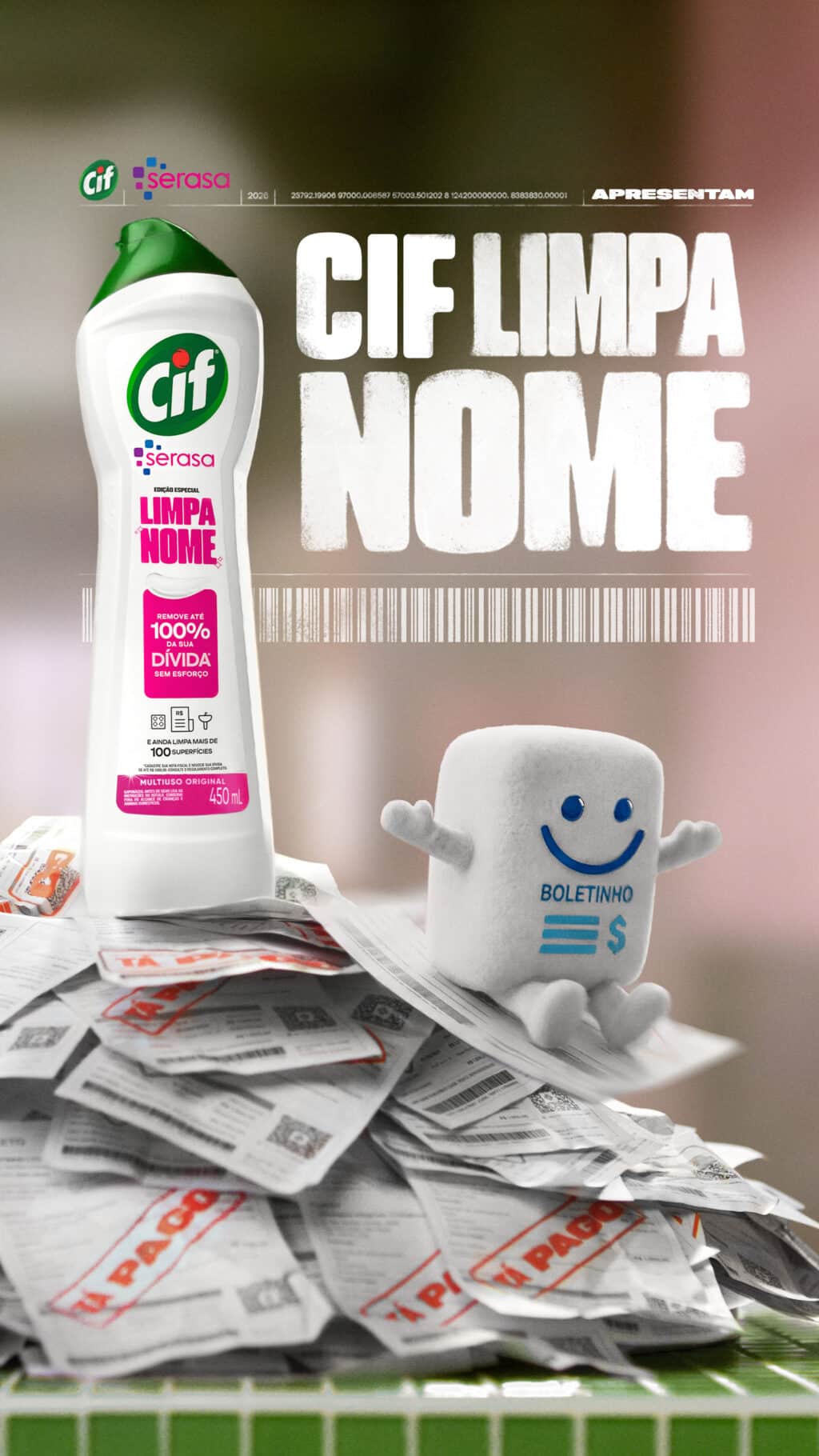 Uma garrafa de detergente Cif com a inscrição 'CIF LIMPA NOME' ao lado de um alegre personagem de pelúcia com um rosto sorridente e a palavra 'BOLETINHO', sentada sobre uma pilha de contas e recibos.