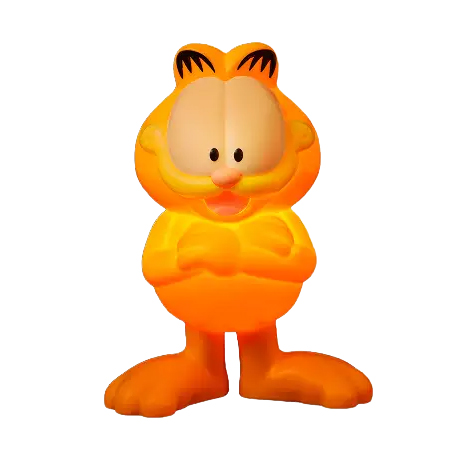 Uma figura de desenho animado do Garfield, um gato laranja de corpo redondo, olhos grandes e sorriso travesso, em pé com os braços cruzados.