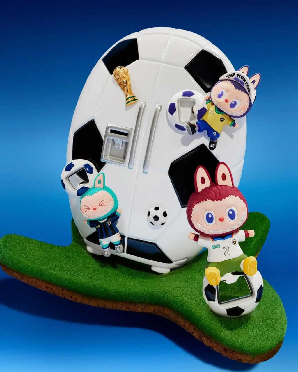 Uma composição divertida com uma grande bola de futebol e personagens de desenho animado em trajes esportivos, um segurando uma bola de futebol, outro com uma camisa de time, e um troféu exibido na bola, tudo isso contra um vibrante fundo azul.