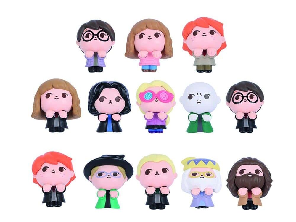 Uma coleção de figuras coloridas representando diversos personagens, dispostas em duas fileiras. Os personagens são retratados com traços exagerados e designs simplistas.