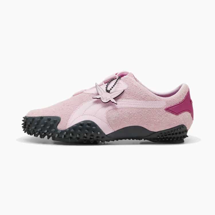 Vista lateral de um tênis rosa com cabedal texturizado, apresentando um detalhe contrastante em rosa mais escuro e um solado de borracha preta exclusivo, projetado para oferecer tração.