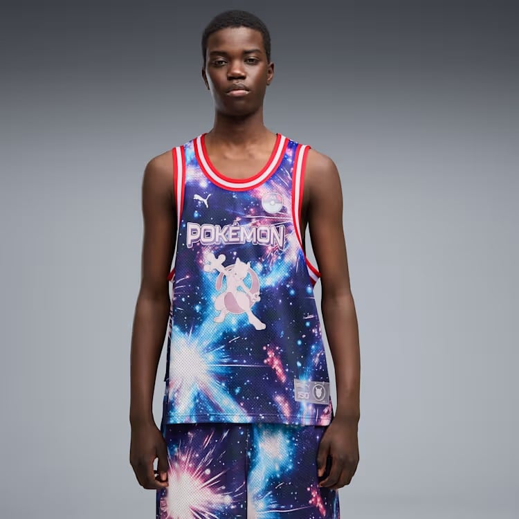 Uma pessoa jovem vestindo uma colorida camisa de basquete com tema Pokémon, apresentando um desenho de galáxia e o personagem Mewtwo.