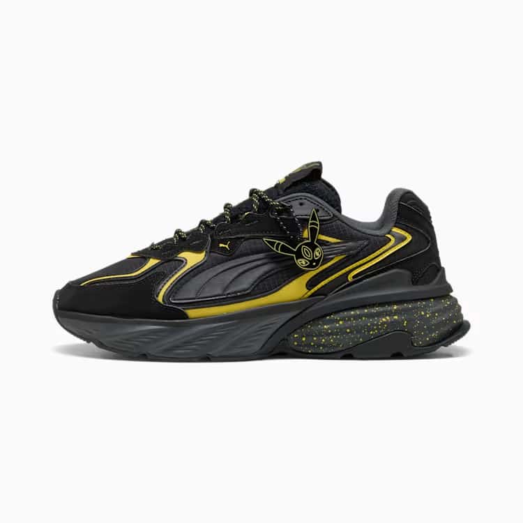 Tênis esportivo preto e amarelo com design exclusivo e logo de coelho na lateral.