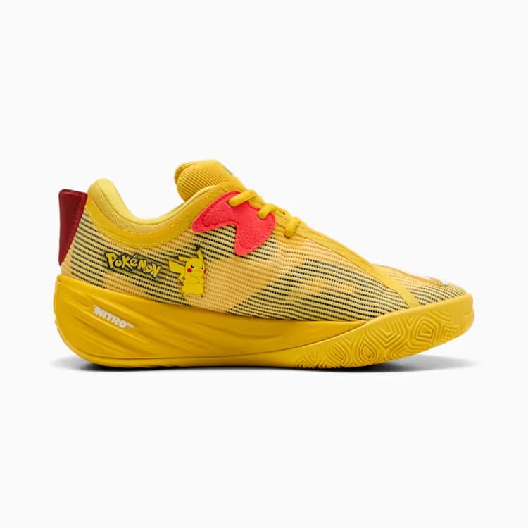Vista lateral de um tênis amarelo com estampa do Pikachu e detalhes em vermelho.