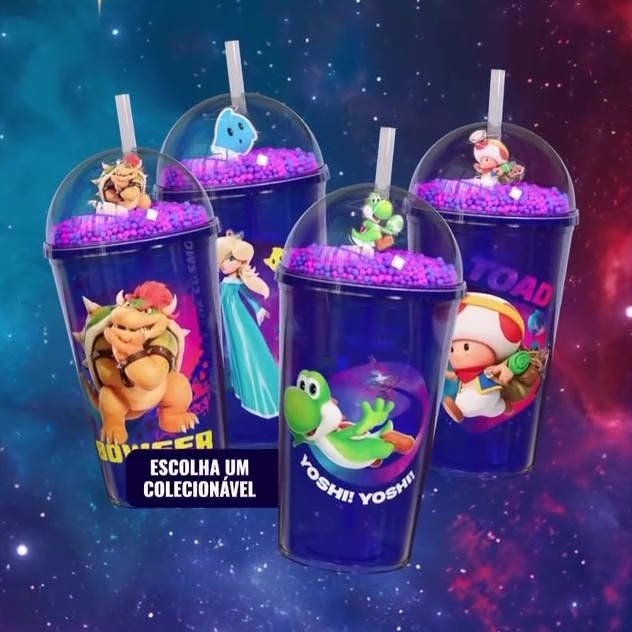 Quatro copos colecionáveis ​​com personagens de uma série de videogames, cada um com interior roxo brilhante e tampa transparente, em um fundo cósmico.