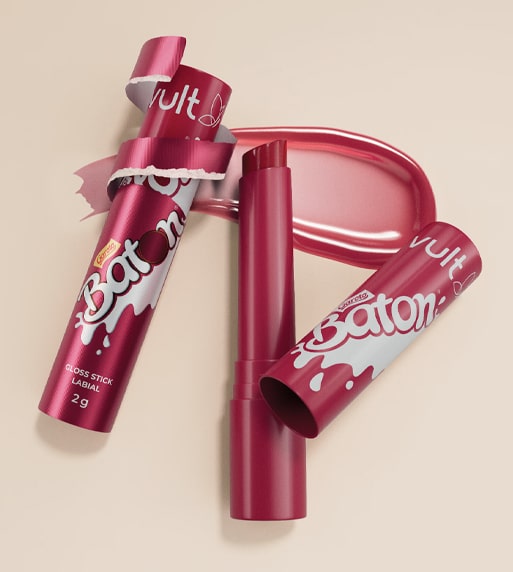 Um batom em bastão brilhante, de um rosa vibrante, com a embalagem parcialmente aberta, ao lado de uma amostra do batom sobre uma superfície bege clara.