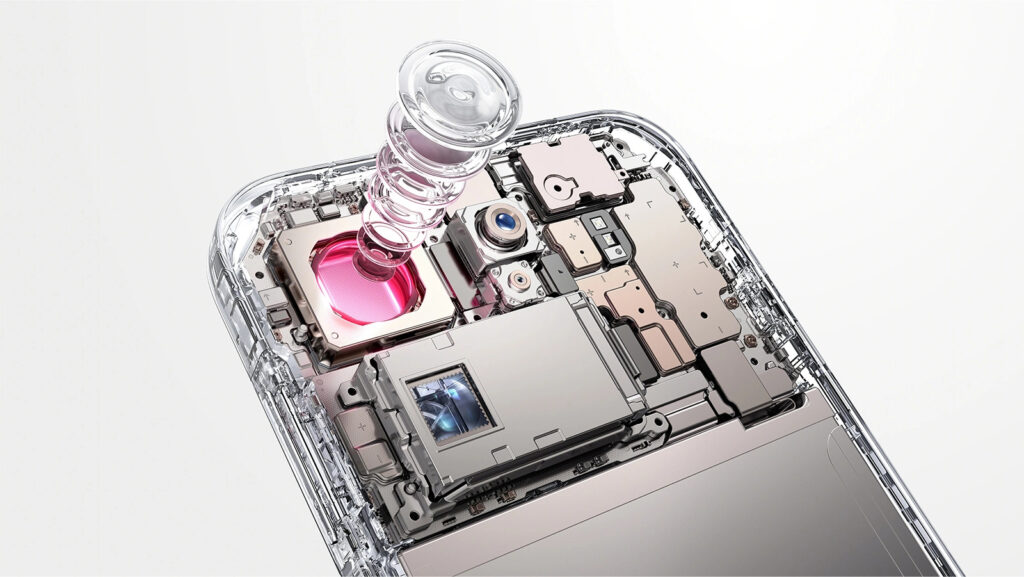 Close-up do interior de um smartphone com câmera, mostrando componentes eletrônicos e um módulo de lente em destaque.