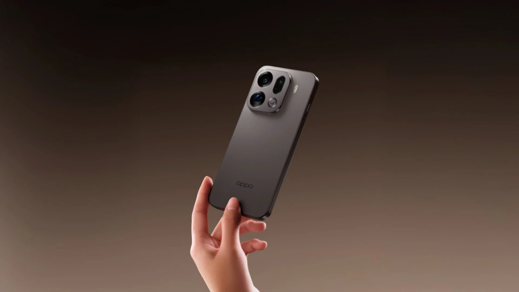 Um smartphone da marca Oppo sendo segurado por uma mão, com um fundo marrom desfocado.