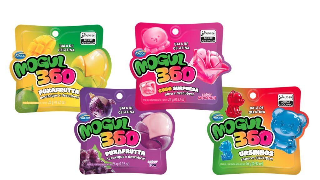 Quatro embalagens de balas de gelatina Mogul 360 com diversos sabores e designs coloridos. Os sabores incluem manga, uva, cubo surpresa e ursinhos de goma sortidos.