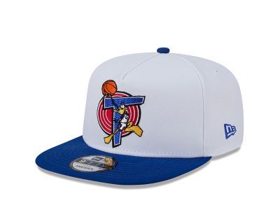 Boné branco e azul da New Era com ilustração do personagem do Space Jam e patch lateral
