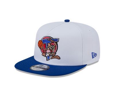 Boné branco e azul da New Era com patch do personagem Taz e tema Space Jam.