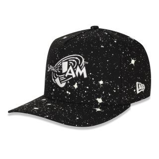 Boné preto com estampa Space Jam e logotipo “Looney Tunes” ao centro, com estrelas no tecido