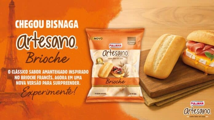 Embalagem e bisnaga Brioche Artesano Pullman com fatias de pão em uma tábua de madeira.