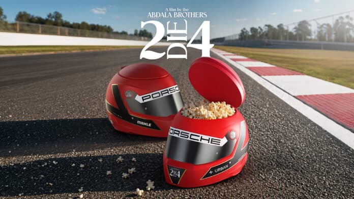 Balde-capacete em formato de capacete de corrida vermelho e preto com pipoca na pista de automobilismo.