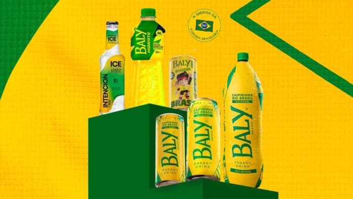 Produtos da marca Baly com bebidas em embalagens verdes e amarelas em fundo Brasil, para Copa do Mundo FIFA 2026.