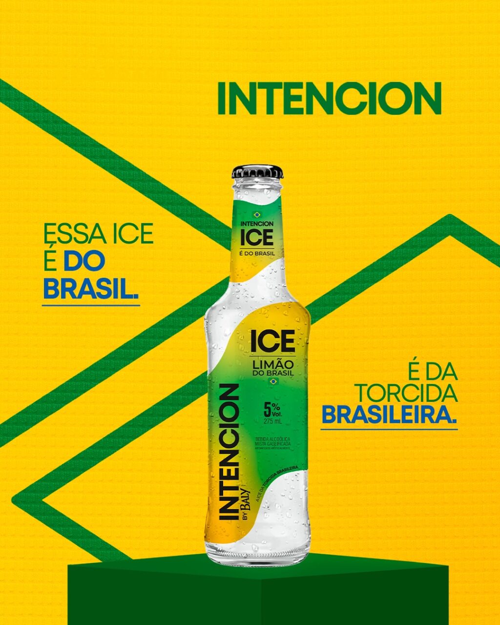 Garrafa de ice Baly com rótulo “É do Brasil” em fundo amarelo com bandeira verde e frase de torcida da seleção brasileira.