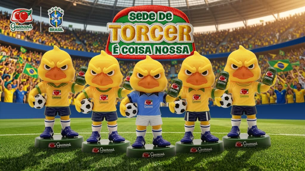 Canarinhos colecionáveis do Guaraná Antarctica em campo, com mini garrafas e mascotes da seleção brasileira.