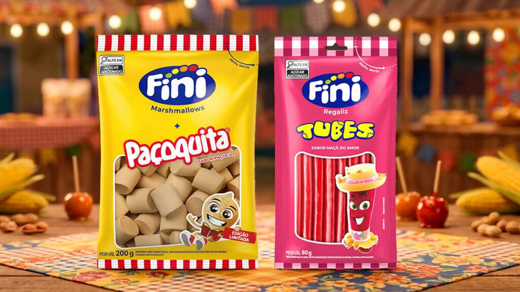 Embalagens Fini de Paçoquita (marshmallow) e Tubes sabor Maçã do Amor em cenário festivo, para festas juninas.