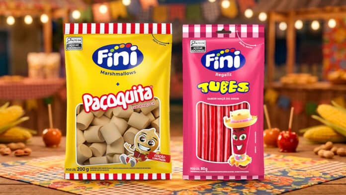 Embalagens Fini de Paçoquita (marshmallow) e Tubes sabor Maçã do Amor em cenário festivo, para festas juninas.