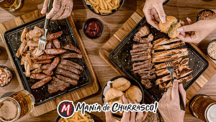 Pessoas servindo carnes em uma mesa de churrasco com o logo Mania de Churrasco no banner.