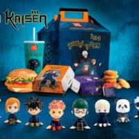 Banner do McDonald’s com personagens de Jujutsu Kaisen e itens do combo promocional, fundo azul com logo amarelo.