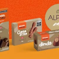 Embalagens Brasil Cacau recheado e Dinda Alpino em fundo laranja, com logo Alpino em destaque.